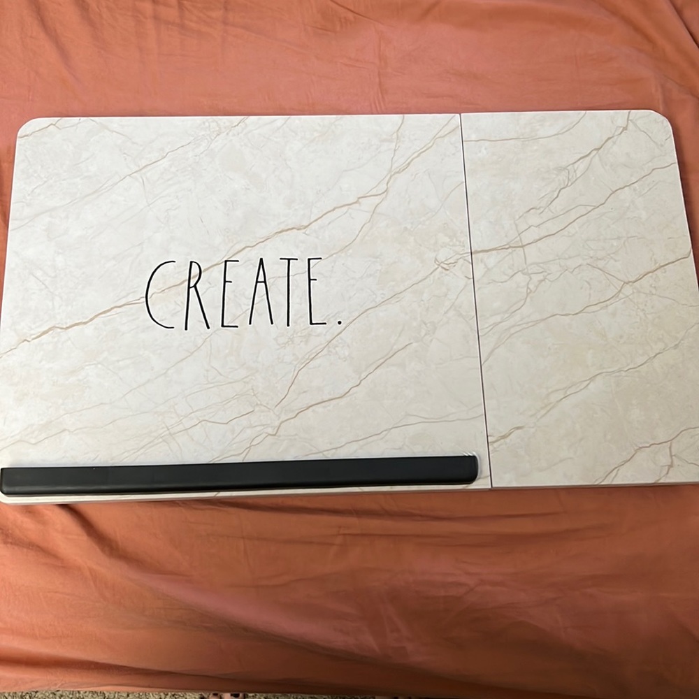 Foldable lap desk
